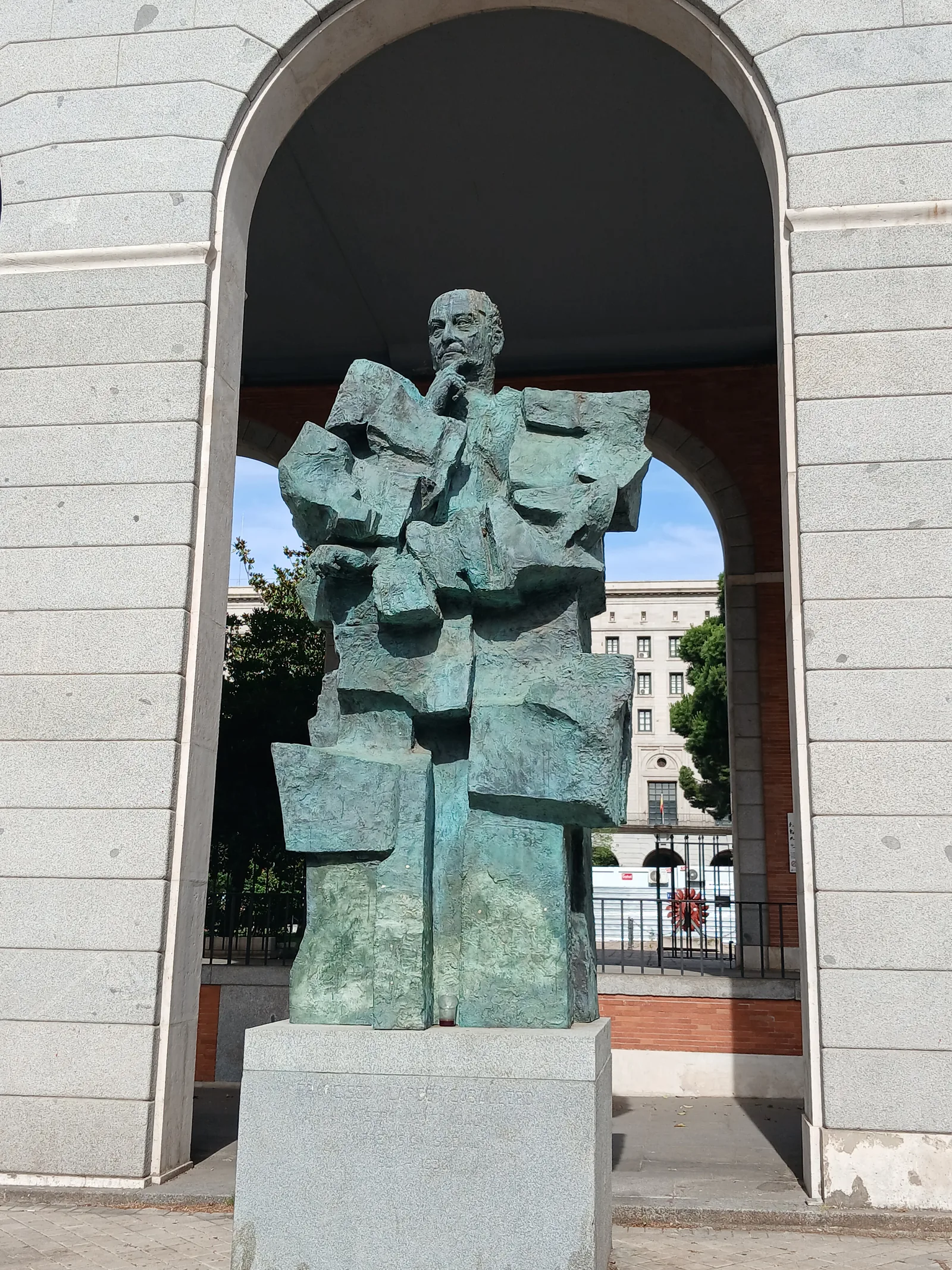 Estatua enfrente dek edificio de la arquitectura