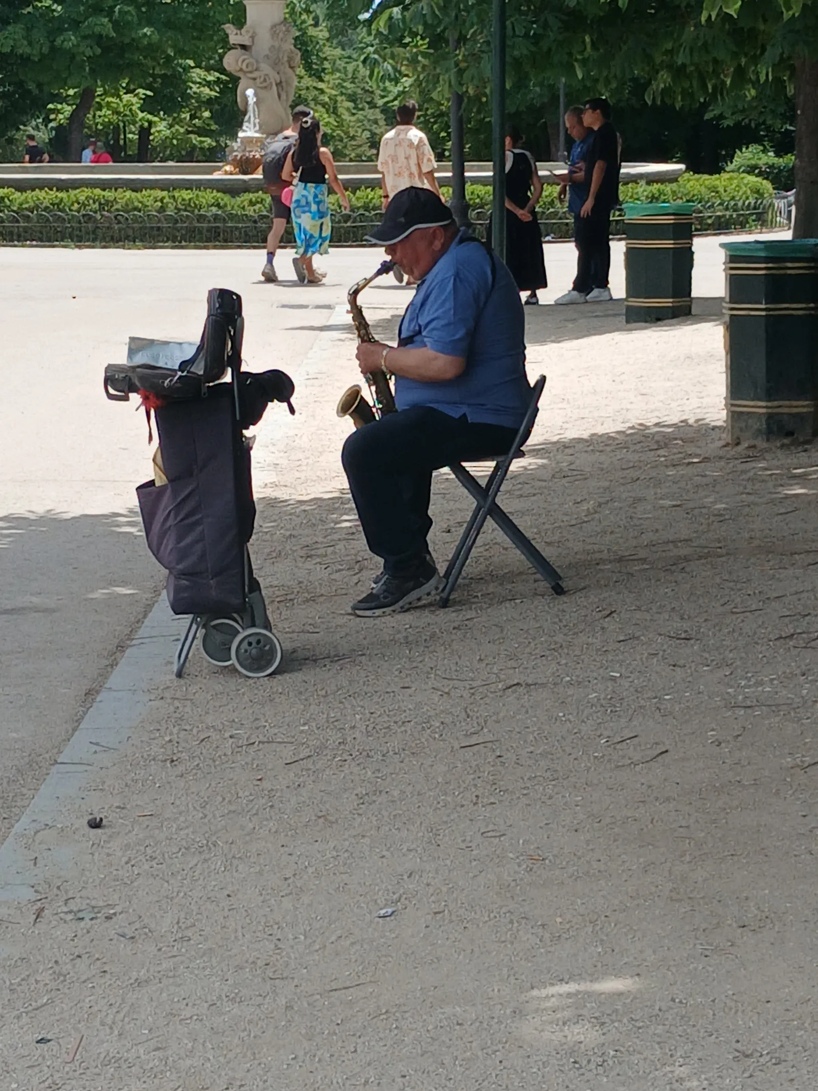 Hombre tocando saxofon en el retiro