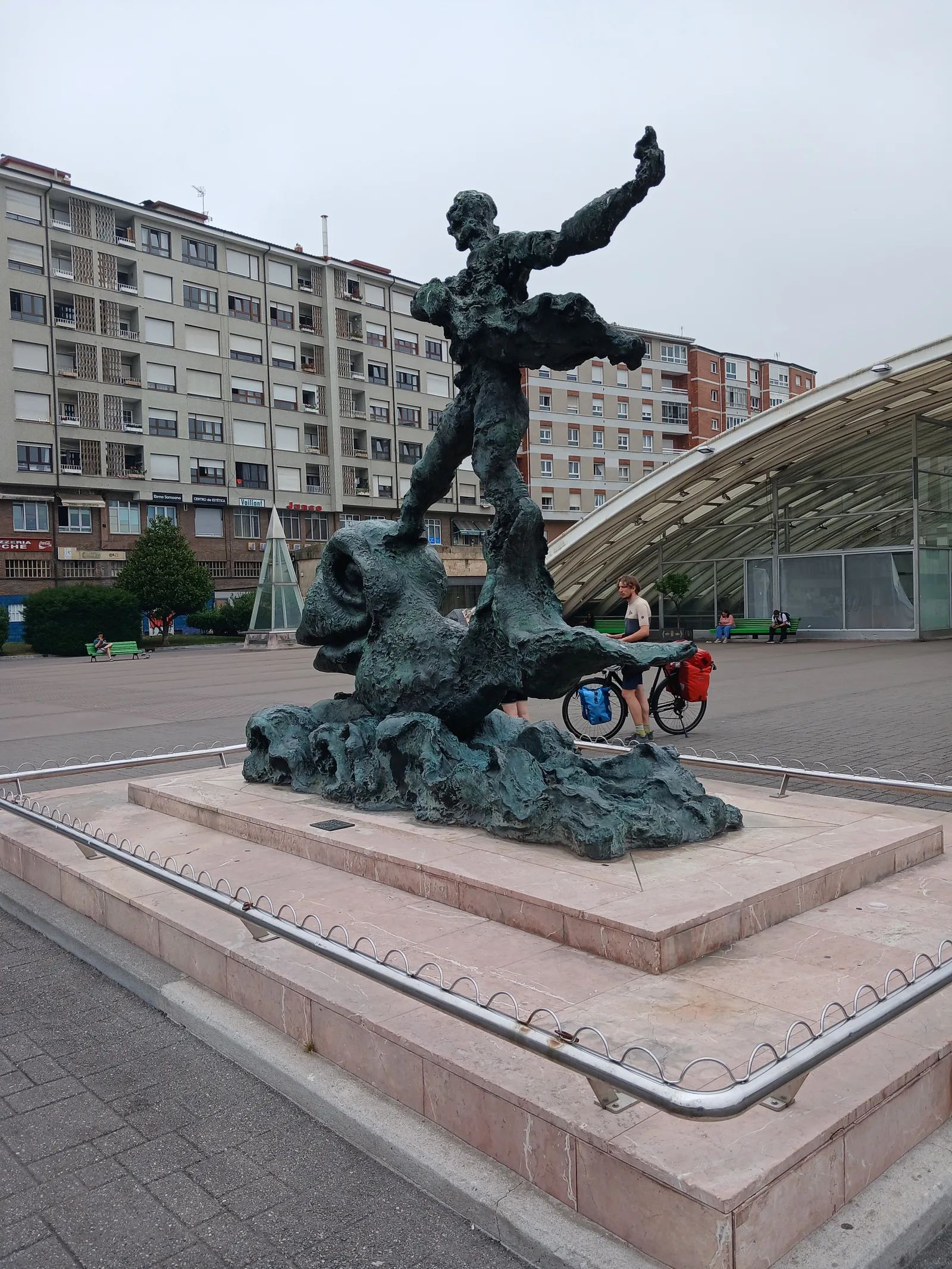 Estatua de hombre subido a un pez