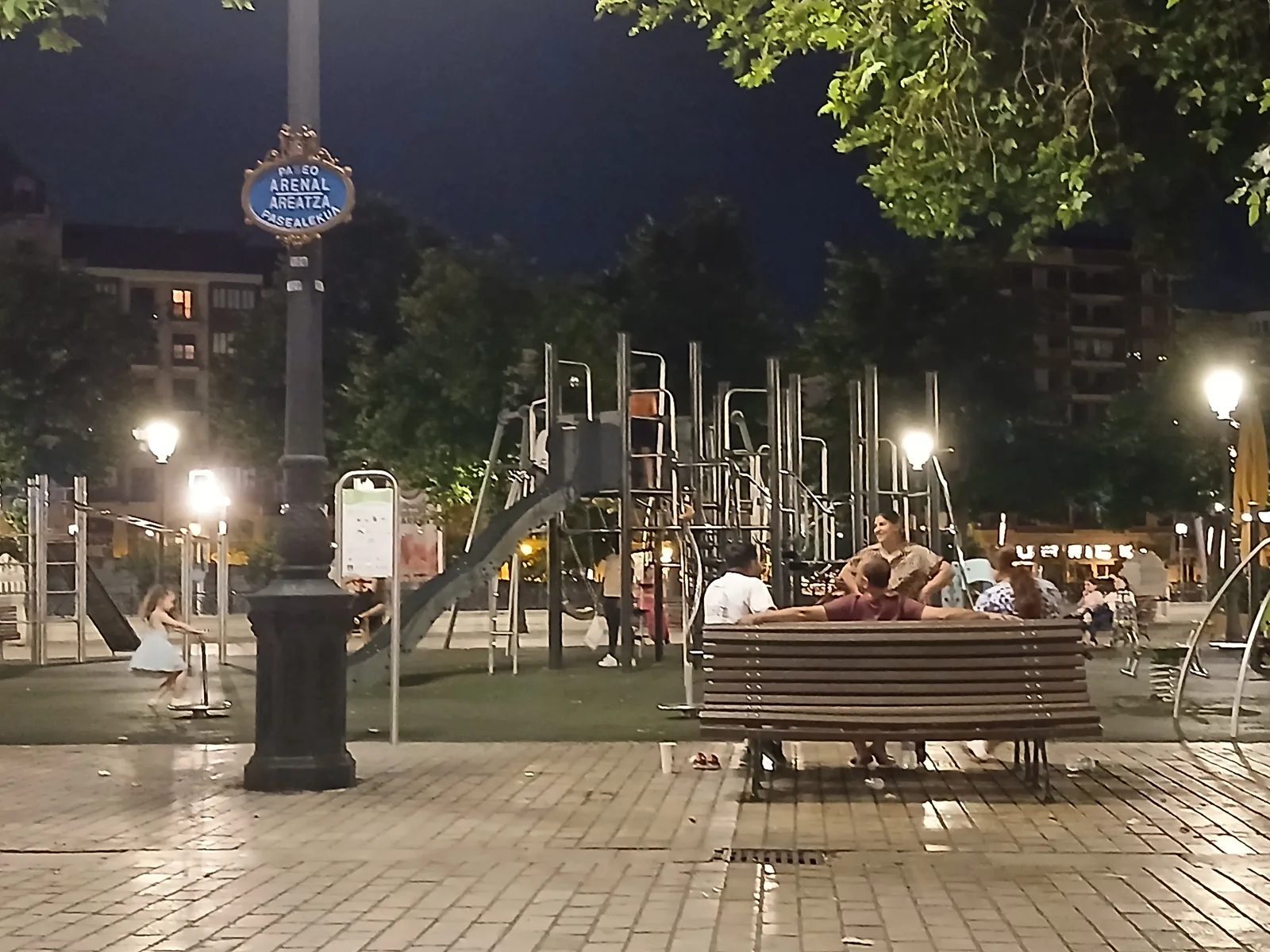 Parque en frente de la ria
