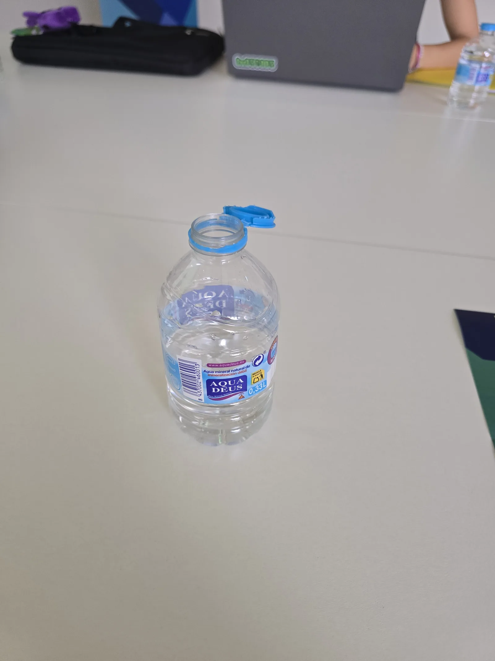 Beber agua en la Logistar