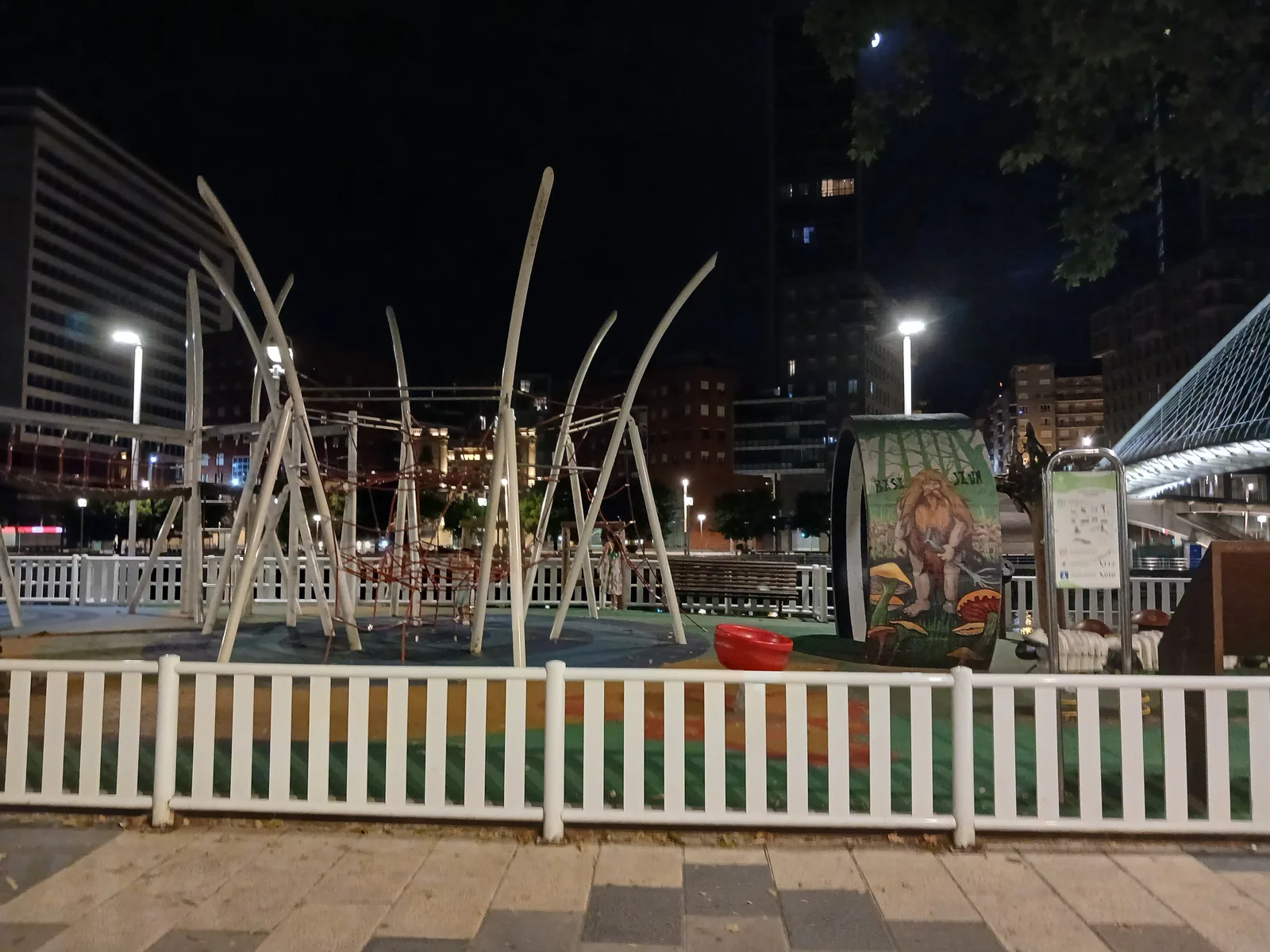 Jugar en el parque frente a la ria